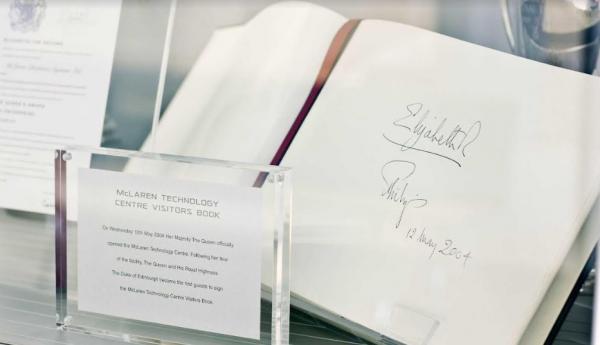 McLaren Artura Ratu Elizabeth II