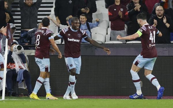 Striker West Ham Michail Antonio Striker West Ham, Michail Antonio merayakan gol ke gawang Steaua Bucharest bersama Pablo Fornals dan Declan Rice dalam laga Liga Konferensi Eropa 2022/2023 di Stadion London, Jumat (9/9/2022). (Foto: REUTERS)