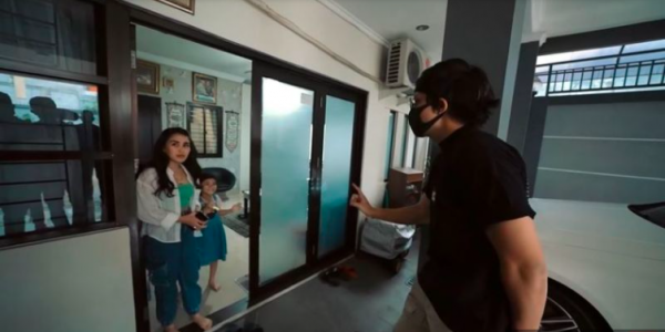 Screen Shot 2022 09 09 At 17 52 49 Artis Rumahnya di Gang. (Foto: YouTube)