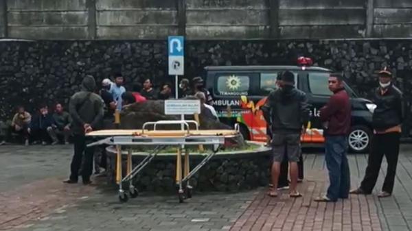 Suasana penjemputan jenazah korban tewas dalam kecelakaan maut di Kabupaten Wonosobo, Sabtu (10/9/2022). (Foto: iNews/Didik Dono Hartono)