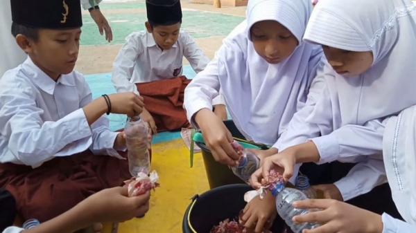 Pelajar SDN Pasawahan Kidul membuat pestisida alami dari fermentasi kulit bawah merah dan putih. (FOTO: iNews/IRWAN SAPUTRA)