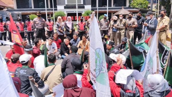 Demo Tolak Kenaikan BBM, Ratusan Mahasiswa Desak Ketua DPRD Salatiga ...