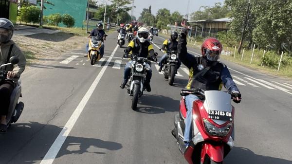 Komunitas motor menjelajahi beragam destinasi unik di Desa Wisata Rejowinangun. (Foto: dok Adira)