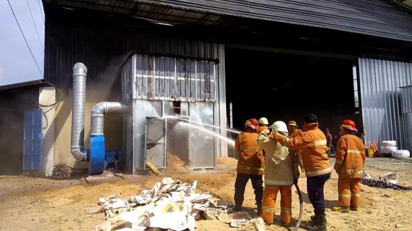 Blower Terbakar Nyaris Hanguskan Gudang Pengolahan Kayu Di Kaliwungu Kendal 8026