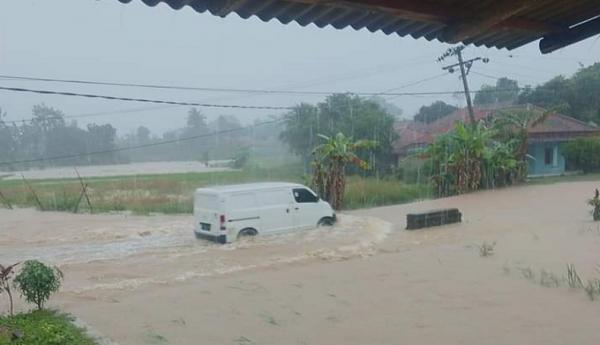 Sungai Cisadea Meluap, 6 Kampung di Sindangbarang Cianjur Terendam Banjir 4 Meter