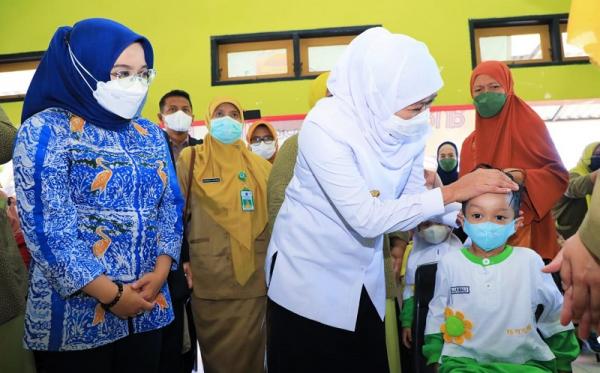 Gubernur Jawa Timur Khofifah Indar Parawansa meninjau pelaksanaan BIAN. (Foto: dok Pemprov Jatim)