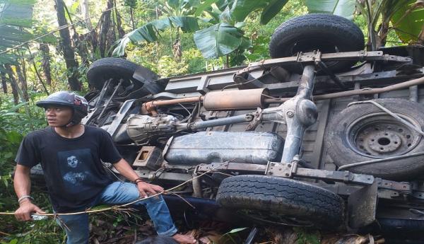 Minibus Ringsek Usai Terjun Bebas Ke Jurang Sedalam 20 Meter Di Kanoman ...