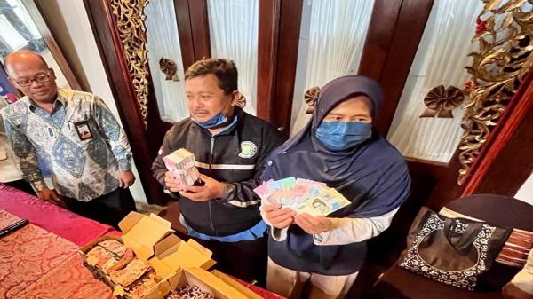 BI Cabang Solo saat menyerahkan baru kepada Samin setelah uang yang rusak direkonstruksi dan ditukar. Foto: Ist.
