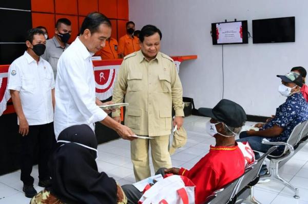 Presiden Joko Widodo menyerahkan bantuan sosial berupa BLT BBM, sembako, dan BLT bagi peserta program PKH. (Foto: Ist)