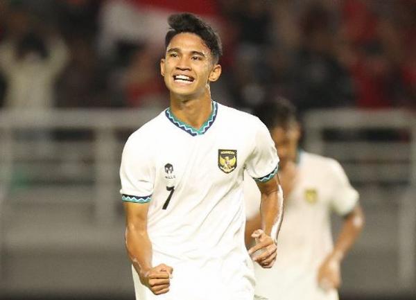 Bintang Timnas Indonesia U-19, Marselino Ferdinan merayakan gol penalti ke gawang Hong Kong pada laga Grup F Kualifikasi Piala Asia U-20 2023 di Stadion Gelora Bung Tomo, Surabaya, Jumat (16/9/2022). (Foto: Instagram/@pssi)