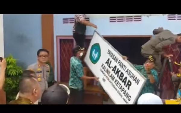 Papan nama Yayasan Panti Asuhan Al Akbar saat diturunkan Polres Ketapang pada 15 September 2022. (Foto: Polres Ketapang)
