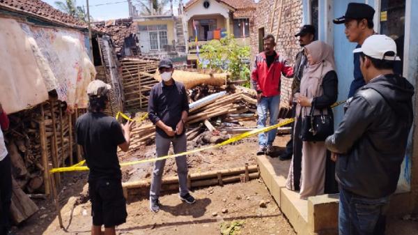 Rentenir Kerahkan Sejumlah Orang Bongkar Rumah Warga di Banyuresmi Garut