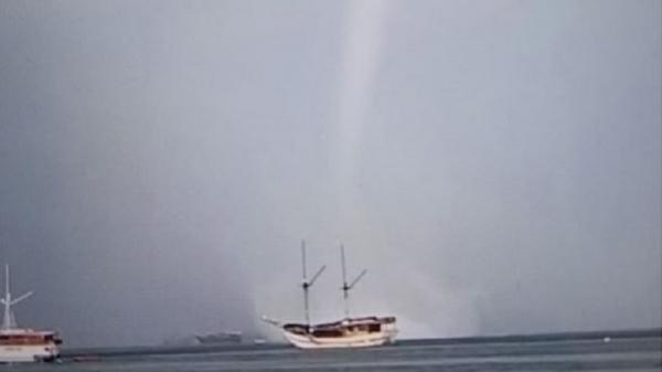 Viral Fenomena Waterspout di Atas Laut Gegerkan Warga Sorong Papua Barat
