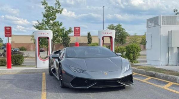 Viral Lamborghini Parkir di Tempat Pengisian Daya Mobil Listrik, Pemilik Tesla Protes