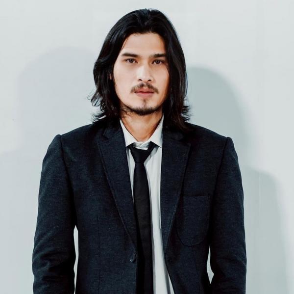 Artis dengan rambut gondrong. (Foto: instagram)