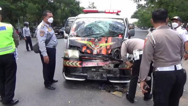 ambulans bawa jenazah tabrak bus di madiun 6 penumpang luka