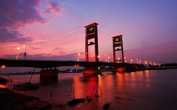 Jembatan Ampera di atas Sungai Musi merupakan salah satu dari 6 fakta menarik Kota Palembang. (Foto: Istimewa)