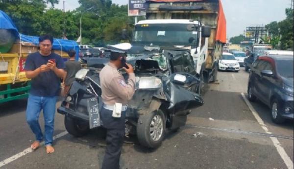 Truk Tabrak Tiga Kendaraan Di Jalan Transyogi, Diduga Akibat Rem Blong