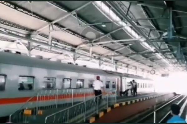 Viral Video Penumpang Terjatuh Kejar Kereta di Stasiun Tugu, Begini penjelasan PT KAI