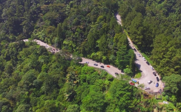 sitinjau Lauik Tanjakan dan tikungan Sitinjau Lauik di Sumatera Barat yang tergolong ekstrem dan mengerikan. (Foto: antara)