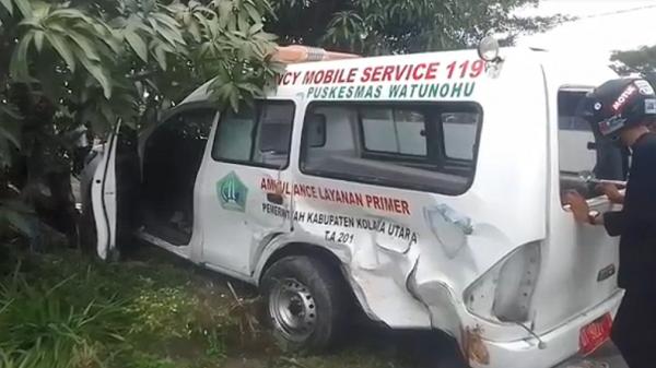 Ambulans Bawa Ibu usai Melahirkan Ditabrak Mitsubishi Triton, Bidan Terlempar 7 Meter