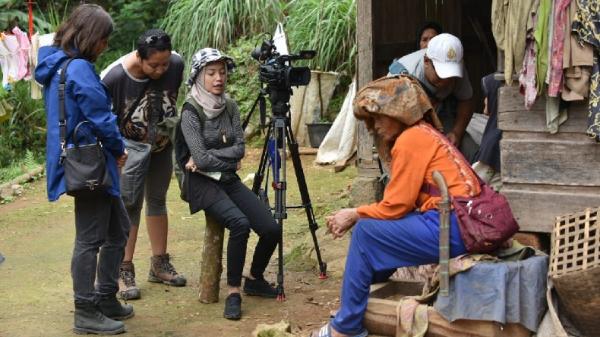 UMUR PANJANG MIDUANA Kru televisi internasional Al Al Jazeera Satellite Network didampingi Ketua Yayasan Lokatmala Indonesia Wina Rezky Agustina datang untuk menguak rahasia umur panjang Kampung Adat Miduana Cianjur. (FOTO: ISTIMEWA)