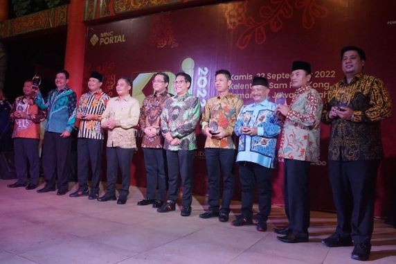 Wakil Bupati Semarang H. Basari berpose bersama para kepala daerah, Komisaris Utama PT MNC Asia Holding Tbk Agung Firman Sampurna, dan Menteri Menteri Desa, Pembangunan Daerah Tertinggal, dan Transmigrasi Abdul Halim Iskandar usai menerima anugerah KDI 2022 di Semarang, Kamis (22/9/2002). (Foto: dok MNC Portal Indonesia)