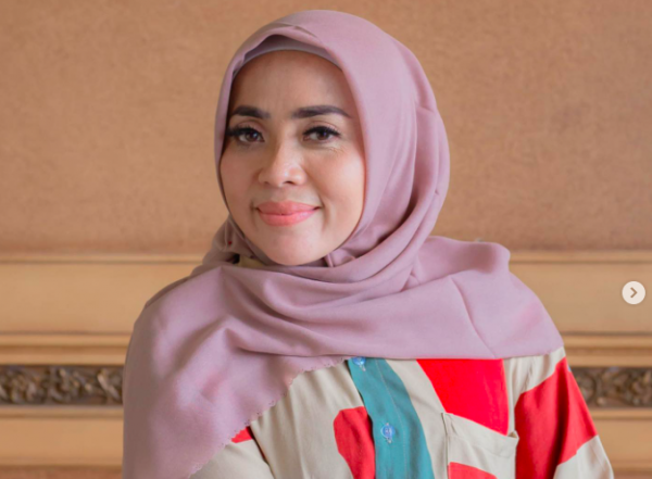 Artis yang Halaman Rumahnya Ternyata Ada Makamnya. (foto: Instagram)