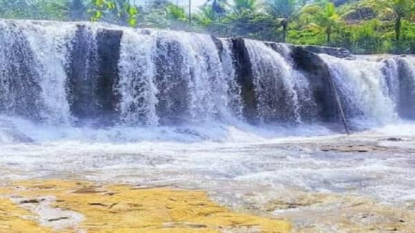 Tempat wisata di Tasikmalaya ini disebut-sebut sebagai miniatur Air Terjun Niagara, yakni Curug Dengdeng. (Foto: Instagram/curugdengdeng_official) 