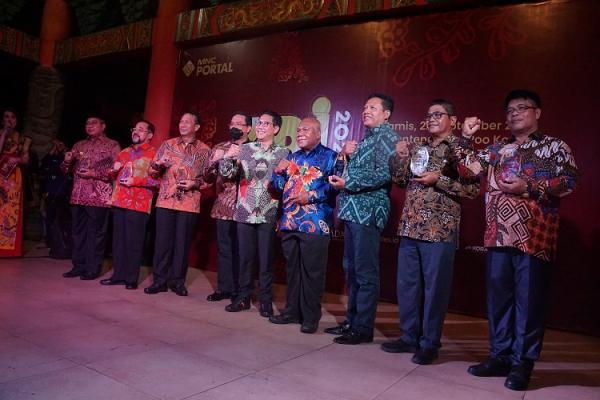 Belitung Timur Foto bersama Bupati Belitung Timur bersama Agung Firman Sampurna, Abdul Halim Iskandar, dan kepala daerah lainnya. (Foto: dok MNC Portal Indonesia)