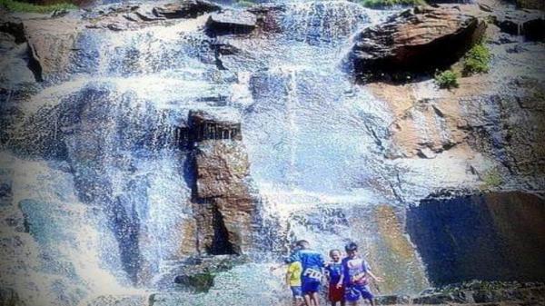 Curug Batu Templek, Kampung Sentak Dulang, Cikored, Mekarmanik, Kecamatan Cimenyan, Kabupaten Bandung. (FOTO: ISTIMEWA)