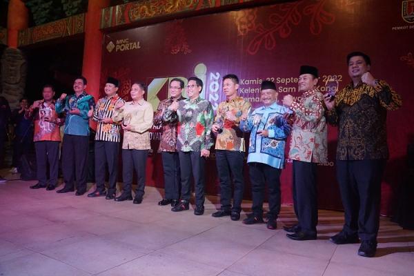 Foto bersama bupati Bupati Pasuruan Irsyad Yusuf berpose bersama para kepala daerah, Komisaris Utama PT MNC Asia Holding Tbk dan Menteri Desa PDTT usai menerima penghargaan KDI 2022. (Foto: MNC Portal Indonesia)