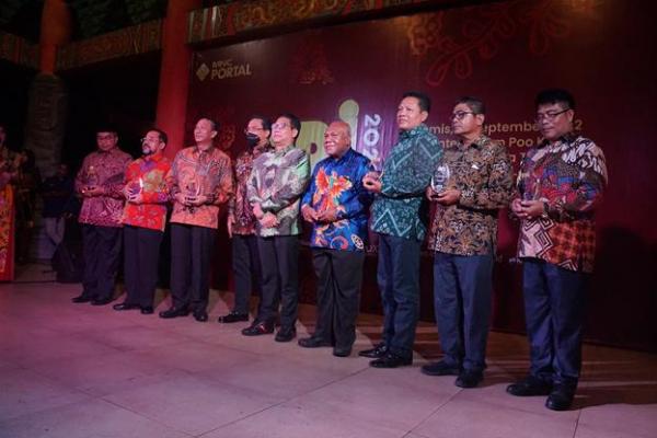 Choirul Anam, Staf Ahli Bupati Bidang Pemerintahan Hukum dan Politik Gresik foto bersama kepala daerah beserta Komisaris Utama PT MNC Asia Holding Tbk dan Menteri Desa PDTT saat menerim penghargaan KDI 2022. (Foto: MNC Portal Indonesia)