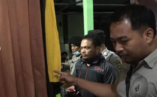 Selendang kuning yang digunakan korban untuk gantung diri. (Foto: Polres Badung)