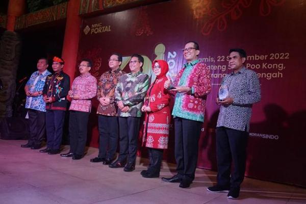 Kalimantan Utara Foto bersama KDI 2022 Kadis Disdukcapil Provinsi Kalimantan Utara Sanusi foto bersama para kepala daerah beserta Komisaris Utama PT MNC Asia Holding dan Mendes PDTT. (Foto: MNC Portal Indonesia)