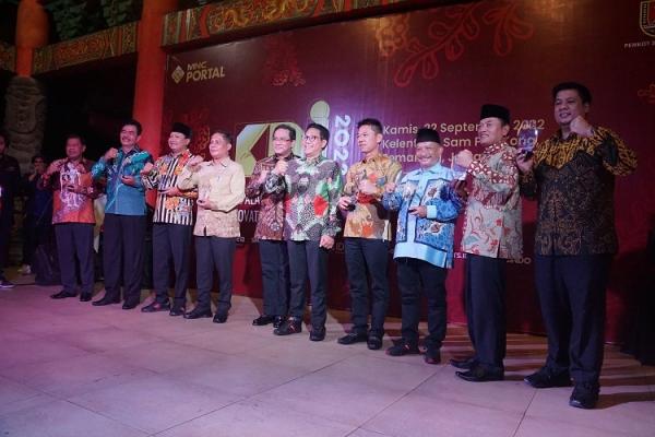 Sekretaris Daerah Kabupaten Majalengka Eman Suherman berpose bersama para kepala daerah, Komisaris Utama PT MNC Asia Holding Tbk dan Mendes PDTT usai menerima anugerah KDI 2022 (Foto: MNC Portal Indonesia)