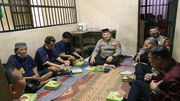 Sambil Makan Bersama, Kapolres Sukoharjo Beri Motivasi Para Tahanan