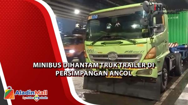 Minibus Dihantam Truk Trailer di Persimpangan Ancol