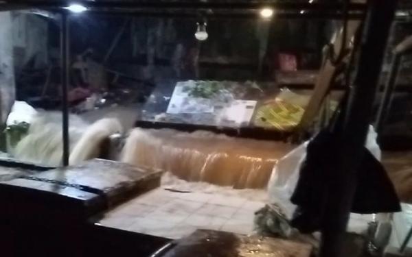 Hujan Deras Guyur Bogor, Lapak Pedagang di Pasar Ciawi Terendam Banjir