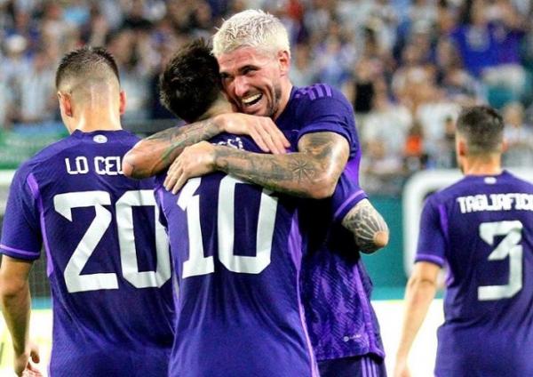 Kapten Timnas Argentina, Lionel Messi mendapatkan pelukan erat dari Rodrigo De Paul usai membobol gawang Hondursa pada laga uji coba FIFA Matchday di Stadion Hard Rock, Miami, Sabtu (24/9/2022). (Foto: REUTERS)