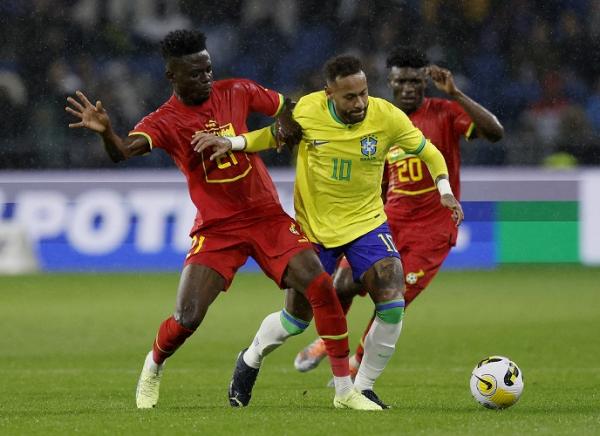 Striker Brasil, Neymar dijaga ketat dua pemain Ghana, Mohammed Kudus dan Iddrisu Baba dalam laga uji coba di Stadion Oceane, Le Havre, Sabtu (24/9/2022). (Foto REUTERS)