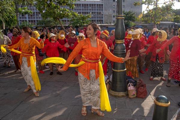 Kebaya 3 Parade kebaya di Solo, Rabu (28/9/2022). (Foto: ANTARA/Aris Wasita)