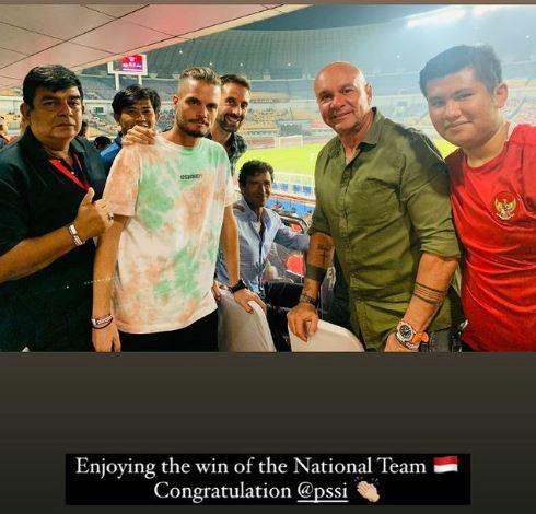 Luis Milla Timnas Indonesia Pelatih Persib Bandung, Luis Milla (duduk) menyaksikan langsung pertandingan Timnas Indonesia kontra Curacao dalam laga FIFA Matchday di Stadion Gelora Bandung Lautan Api, Sabtu (24/9/2022). (Foto: Instagram/@luismillacoach)