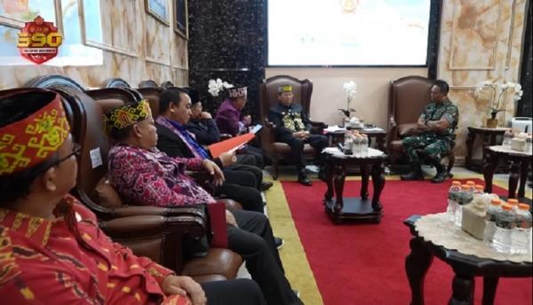 Panglima TNI Jenderal Andika Perkasa menerima audiensi Majelis Adat Dayak Nasional (MADN). (Foto Youtube Andika Perkasa).