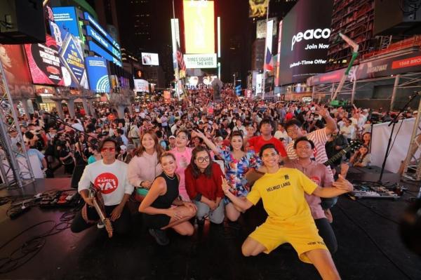 IMG 20220926 WA0007 Dina Fatimah atau Eski berfoto bersama teman-temannya di New York Fashion Week. (Foto: istimewa)
