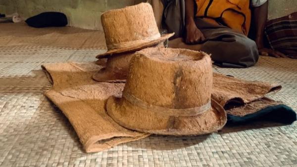 Aneka kreasi kulit kayu Jeluteh karya Atok Senai. (Foto: iNews.id/Rizki Ramadhani)