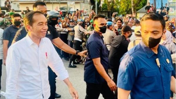 Disambut Antusias, Jokowi Jalan Kaki Sapa Warga Baubau