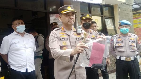 KAPOLRESTABES BANDUNG ASWIN SIPAYUNG Kapolrestabes Bandung Kombes Pol Aswin Sipayung menunjukkan barang bukti gagang airsoft gun dan magasin milik pelaku. Senjata itu patah akibat terhempas ke jalan saat pelaku berusaha kabur. (FOTO: Agus Warsudi)