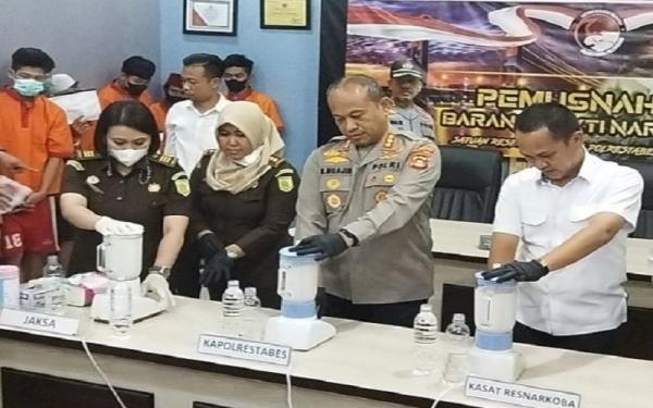 Polisi Musnahkan 2.000 Gram Sabu dan 12 Kg Ganja di Palembang