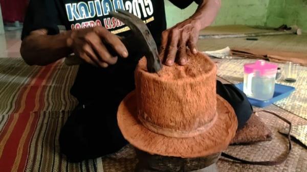 Proses pembuatan kreasi kulit kayu Jeluteh. (Foto: iNews.id/Rizki Ramadhani)